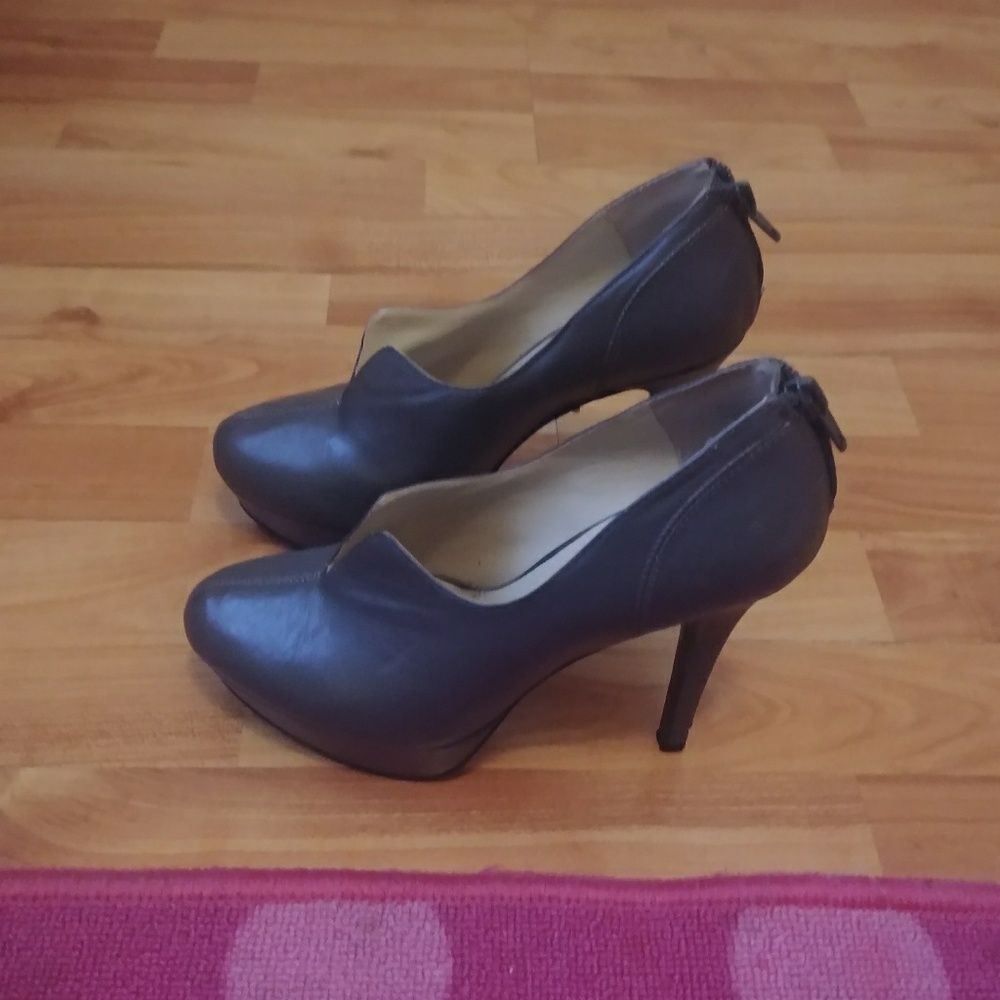 Shoes - Picture 4 of 4